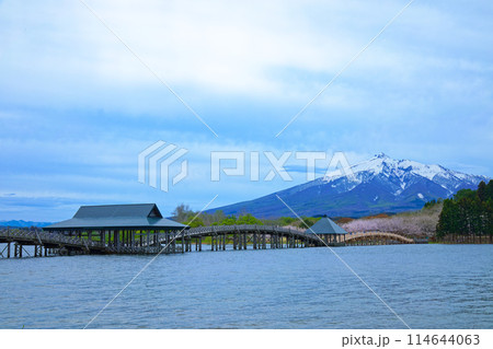 鶴の舞橋と岩木山 満開の桜 鶴の舞橋と岩木山 満開の桜 114644063