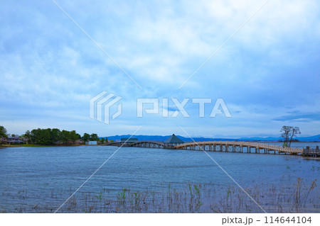 鶴の舞橋と満開の桜 114644104