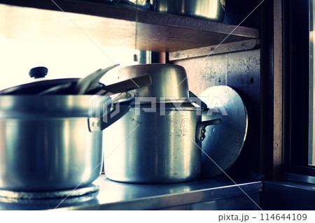 古びた台所の鍋 古びた台所の鍋 114644109