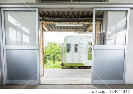停車直前の磐越西線の列車　福島県西会津町 114644346
