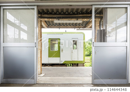 停車直前の磐越西線の列車　福島県西会津町 114644348