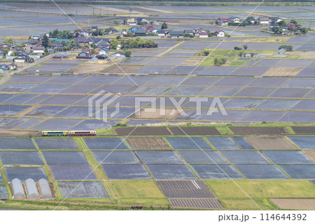 初夏の会津盆地の風景と只見線の列車　蓋沼からの俯瞰　福島県会津美里町 114644392
