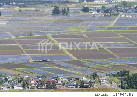 初夏の会津盆地の風景と只見線の列車 蓋沼からの俯瞰 福島県会津美里町 初夏の会津盆地の風景と只見線の列車 蓋沼からの俯瞰 福島県会津美里町 114644398