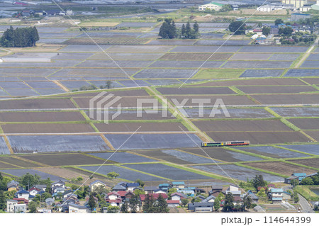 初夏の会津盆地の風景と只見線の列車　蓋沼からの俯瞰　福島県会津美里町 114644399