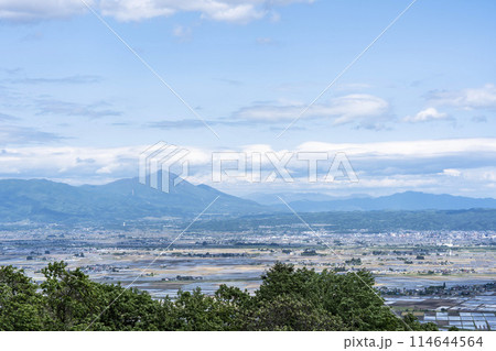 初夏の会津盆地　蓋沼からの俯瞰　福島県会津美里町 114644564