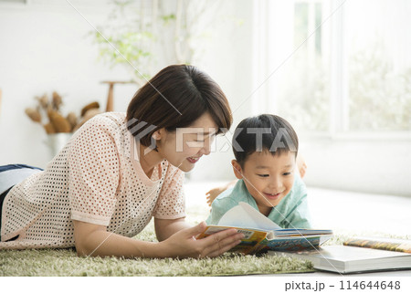 親子で読書　リビングルーム 114644648