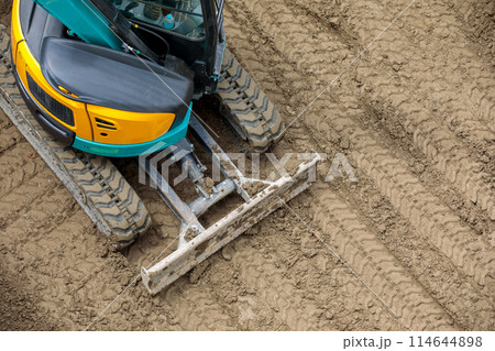 ショベルカーを使った埋立工事 ショベルカーを使った埋立工事 114644898