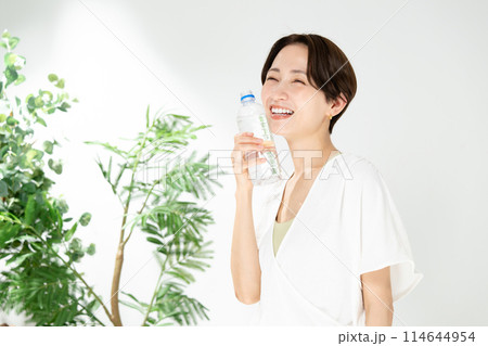 水分補給をする女性 114644954