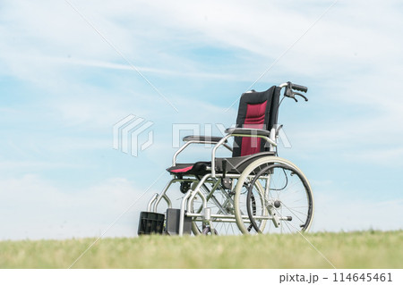 青空の下・公園・屋外にある車椅子 青空の下・公園・屋外にある車椅子 114645461