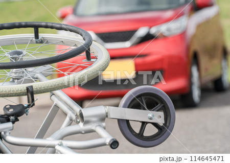 軽自動車と転がる車いす（交通事故・駐車場） 114645471