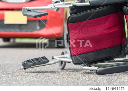 軽自動車と転がる車いす（交通事故・駐車場） 114645473