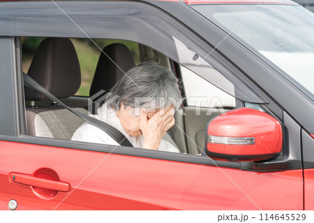 自動車の運転で事故をして困る高齢者女性 自動車の運転で事故をして困る高齢者女性 114645529