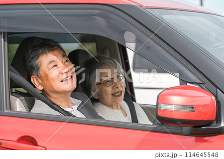 車を運転する高齢者夫婦(ドライブ・シニア・男女) 車を運転する高齢者夫婦(ドライブ・シニア・男女) 114645548