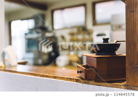 カフェ・コーヒーショップ・喫茶店・飲食店のカウンターにあるコーヒーミル 114645578