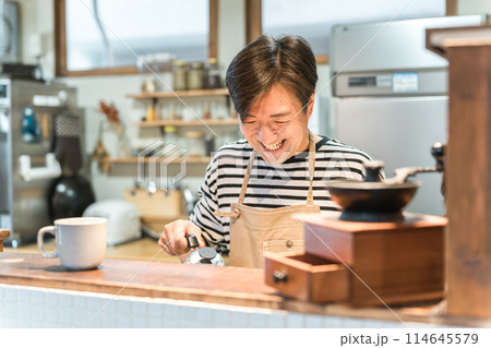 カフェ・喫茶店・飲食店で働くミドル世代のアジア人男性(開業・起業・独立・脱サラ) カフェ・喫茶店・飲食店で働くミドル世代のアジア人男性(開業・起業・独立・脱サラ) 114645579