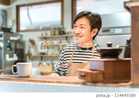 カフェ・喫茶店・飲食店で働くミドル世代のアジア人男性(開業・起業・独立・脱サラ) カフェ・喫茶店・飲食店で働くミドル世代のアジア人男性(開業・起業・独立・脱サラ) 114645580