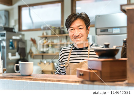 カフェ・喫茶店・飲食店で働くミドル世代のアジア人男性(開業・起業・独立・脱サラ) カフェ・喫茶店・飲食店で働くミドル世代のアジア人男性(開業・起業・独立・脱サラ) 114645581