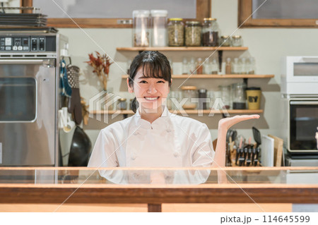 カフェ・居酒屋・飲食店の厨房で働く調理師のアジア人女性 114645599