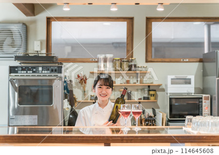 飲食店・バー・居酒屋・ワインバー・バル・ワインショップで赤ワインを持つ女性(ソムリエ・シェフ) 飲食店・バー・居酒屋・ワインバー・バル・ワインショップで赤ワインを持つ女性(ソムリエ・シェフ) 114645608