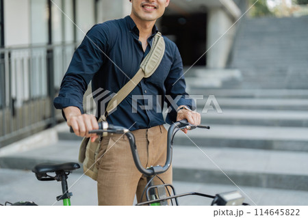 Businessmen ride bicycle to work to reduce carbon dioxide emissions and reduce global warming 114645822
