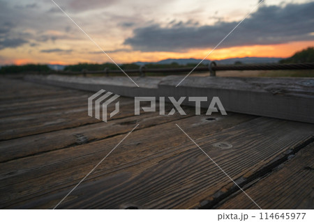 京都府八幡市下津屋の朝やけに光る流れ橋を撮影 京都府八幡市下津屋の朝やけに光る流れ橋を撮影 114645977