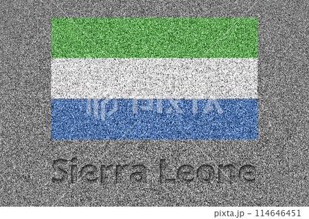 石板の上に描かれたシェラレオネの国旗と、掘ったような「Sierra Leone」の文字 114646451