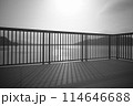 テラス　湖　水辺　光　影　モノクロ 114646688