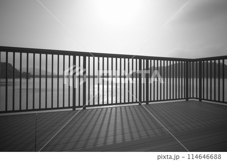 テラス 湖 水辺 光 影 モノクロ テラス 湖 水辺 光 影 モノクロ 114646688