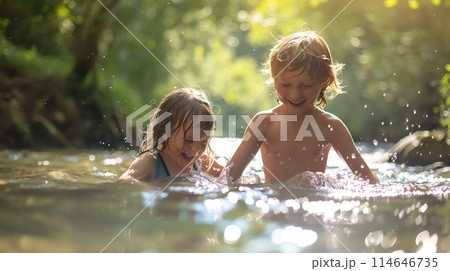 川で遊ぶ子供達 川で遊ぶ子供達 114646735