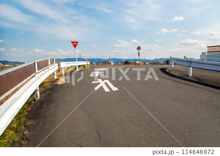 交通事故防止のための道路標識や道路標示 交通事故防止のための道路標識や道路標示 114646972