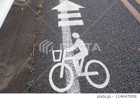 交通事故防止のための道路標識や道路標示 114647008