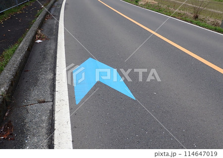 交通事故防止のための道路標識や道路標示 交通事故防止のための道路標識や道路標示 114647019
