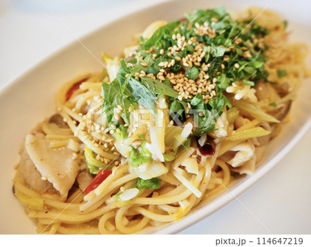 ペペロンチーノきのこ入り、妻の手作り家庭料理、家庭で楽しむ夕ご飯、幸せ家族 114647219