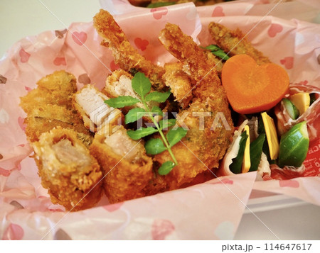 フライ弁当、妻の手作り家庭料理、家庭で楽しむ夕ご飯、幸せ家族 114647617