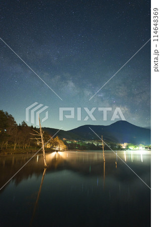 湖と天の川 114648369