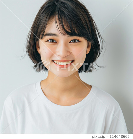 笑顔の若い女性 114648663