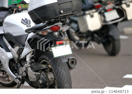 駐車中のオートバイ 駐車中のオートバイ 114648713