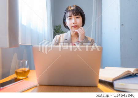 自宅で勉強/リモートワークをする女性/頬杖をつく女性 自宅で勉強/リモートワークをする女性/頬杖をつく女性 114648840