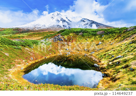 北海道 旭岳　～初冠雪の山頂と紅葉のすり鉢池～ 114649237