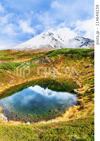 北海道 旭岳　～初冠雪の山頂と紅葉のすり鉢池～ 114649239