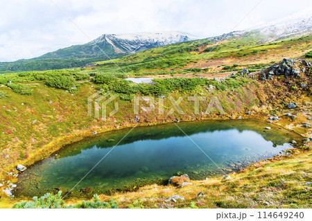 北海道 旭岳　～初冠雪の山頂と紅葉のすり鉢池～ 114649240