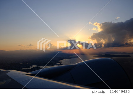 機窓から見る夕焼け 機窓から見る夕焼け 114649426
