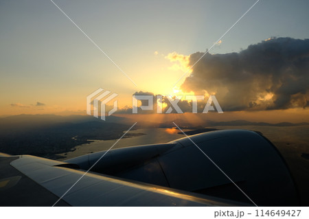 機窓から見る夕焼け 機窓から見る夕焼け 114649427