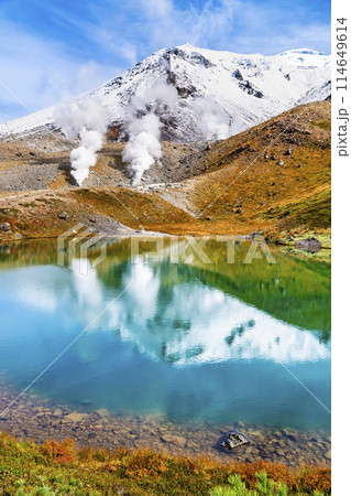 北海道 旭岳　～黄葉の姿見の池に映る冠雪の山頂～ 114649614