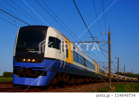 青空の下を走る255系・特急わかしお 114649734