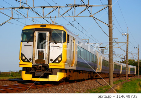 快晴の外房線を走る特急新宿わかしお 114649735