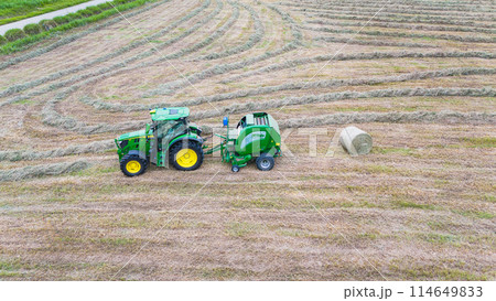 ドローンで撮影した牧草ロール 114649833