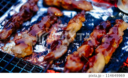 焦げ目ができた焼き鳥 114649969
