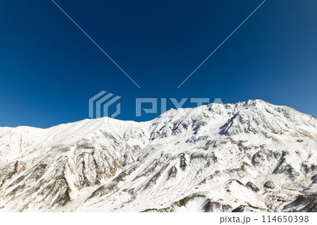 空撮初冬の室堂平上空から立山連峰と青空 空撮初冬の室堂平上空から立山連峰と青空 114650398