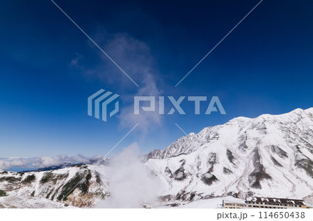 空撮初冬の室堂平上空から山小屋と剱岳　立山連峰、剱御前 114650438